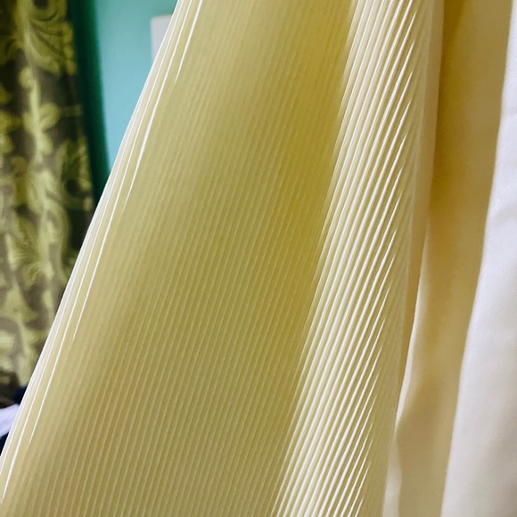 Madame cream top with pleated sleeves! - Picture 4 of 7